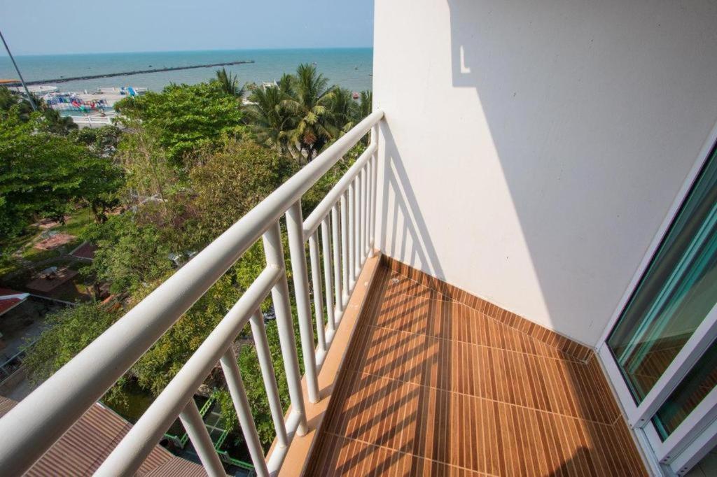 Nana Chat Bangsaen Hotel Si Racha Exterior foto